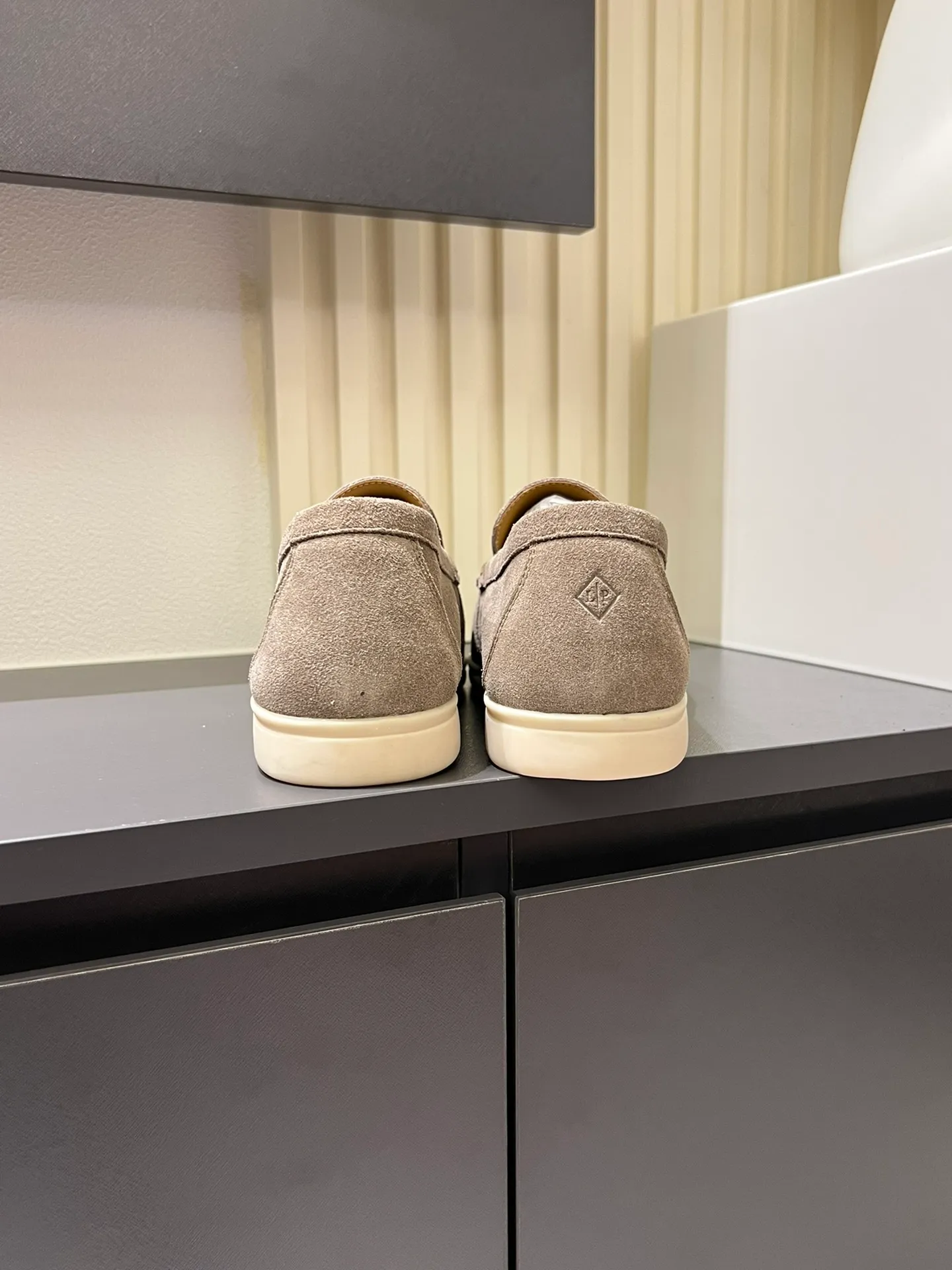 Men's shoes 💰p360 "Loro men's shoes 💰pian'*" Classic L men's shoes for couples 💰p Top version British flat loafers, a must-have item in old money style, the minimalist design is eye-catching and durable, a plus point for dressing The soft foot feel and texture are outstanding. They don’t scratch your feet and are very nice. They are matched with soft and waxy soles. They can be worn daily for a long time without getting tired. They are easy to wear, versatile and classic items, with perfect foot feel and texture! Imported cashmere fabric, the lining is made of imported A-grade water-dyed cow lining, the top version of the genuine leather midsole is sewn with pure handmade mark thread! Size: Female 35-40 (34. Customized) Male 38-44 (45.46. Customized)